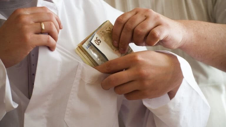 Ελεύθερος ο γιατρός που ζητούσε «φακελάκι» από άνεργο καρκινοπαθή